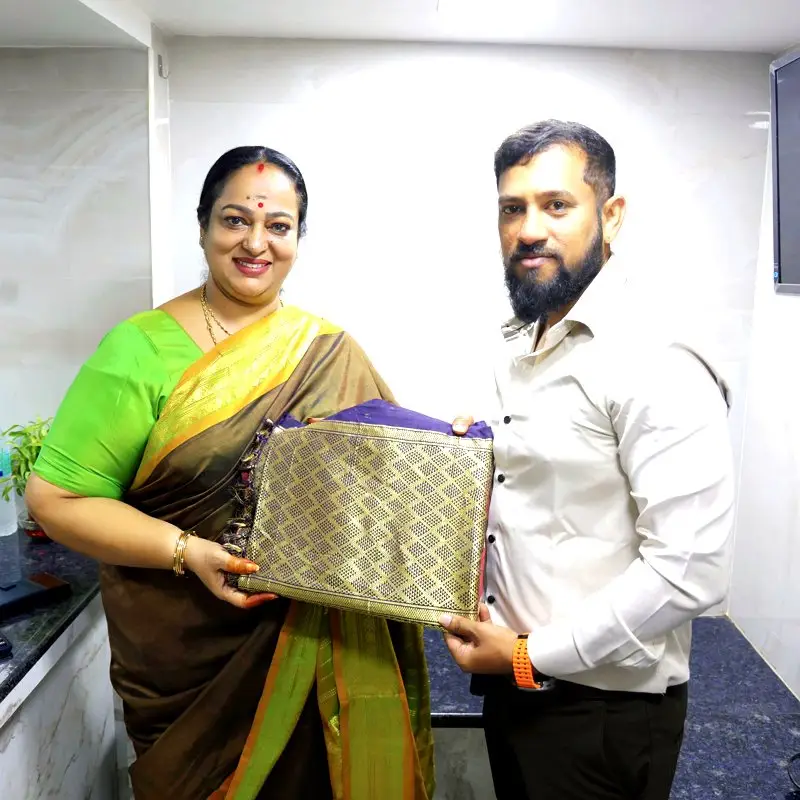 Customer selling old silk saree in Adyar Chennai at Sathguru Silk Center