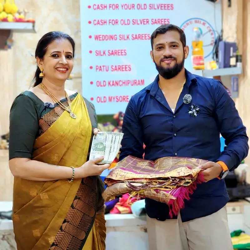 Customer selling old silk saree in Adyar Chennai at Sathguru Silk Center for instant cash